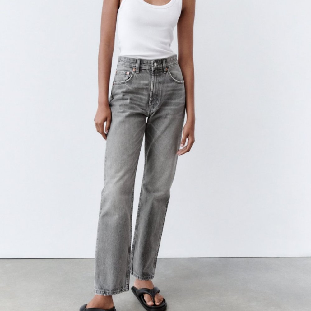 Zara - HIGH RISE TRF STRAIGHT LEG JEANS in Black - Size 2